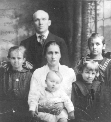 The Harvan family, 1922. Anna Harvan holds George in her lap.