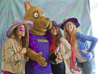 students stand with Lil' D, UAlbany's junior mascot