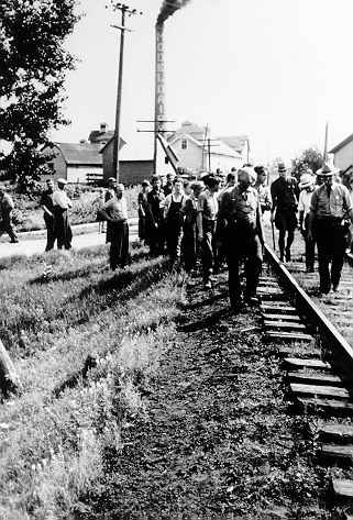 1939 DFU Milk Strike in Heuvelton and Canton - inspecting the rails.