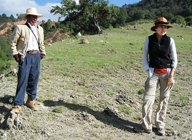 Perez Rodriguez and at Cerro Jazmín talking with a local worker and terrace farmer. 