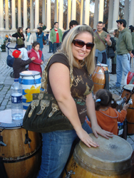 Jocelynn Rizzi plays the drums in Retiro Park in Spain. 