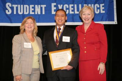 Daren Pon accepts Chancellor's Award