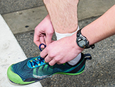runner tying a sneaker
