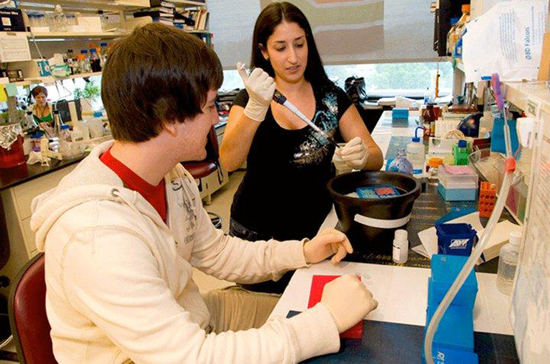 Doctoral student Namita Chatterjee and summer intern Tucker Conklin at UAlbany Cancer Research Center