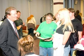 60 Minutes correspondent Steve Kroft speaks with students.