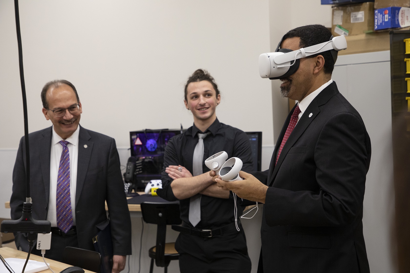SUNY Chancellor King tries on a virtual reality headset inside ETEC's makerspace.