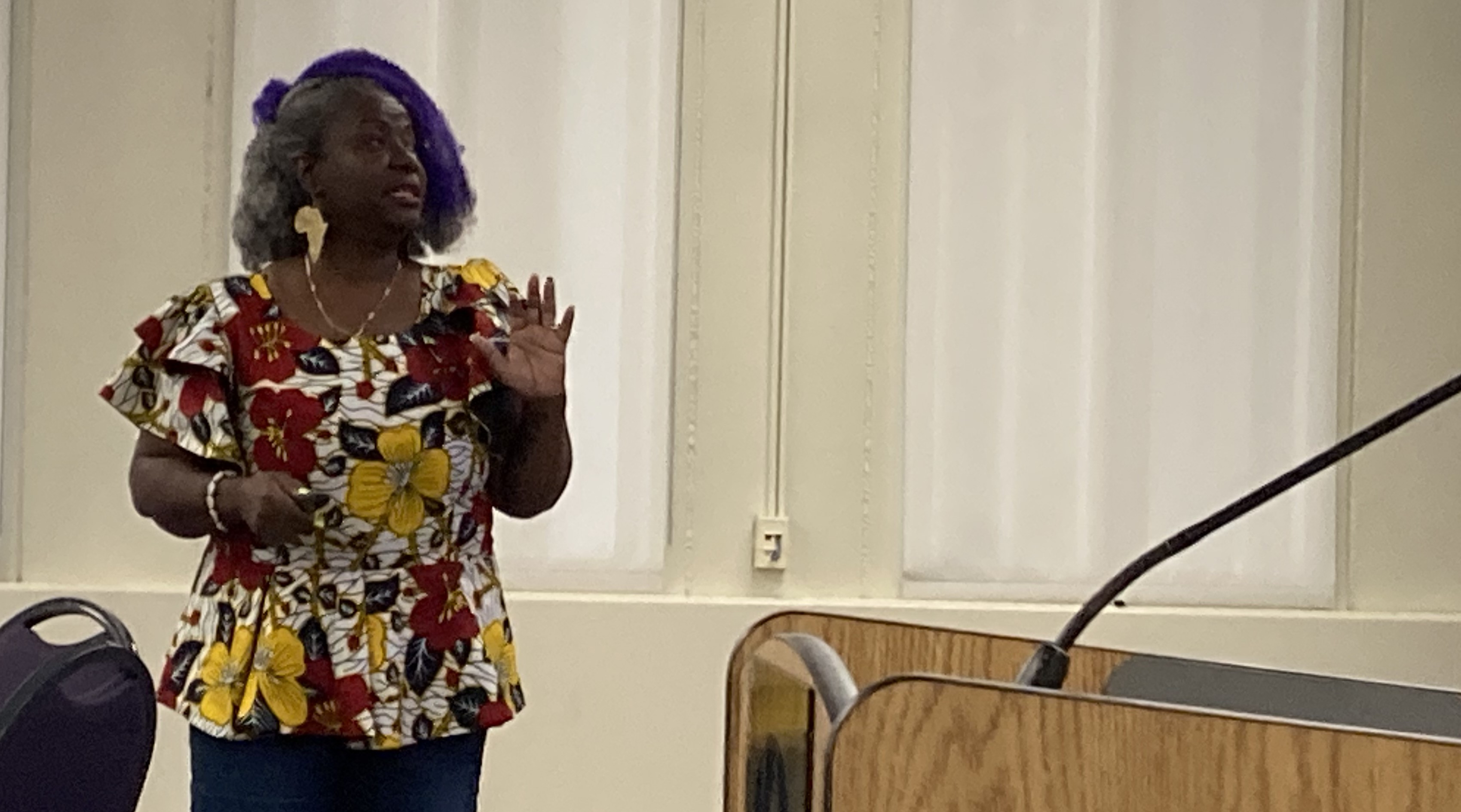 Guest Carol Tonge Mack facilitates conversation between students and instructors on AI use.