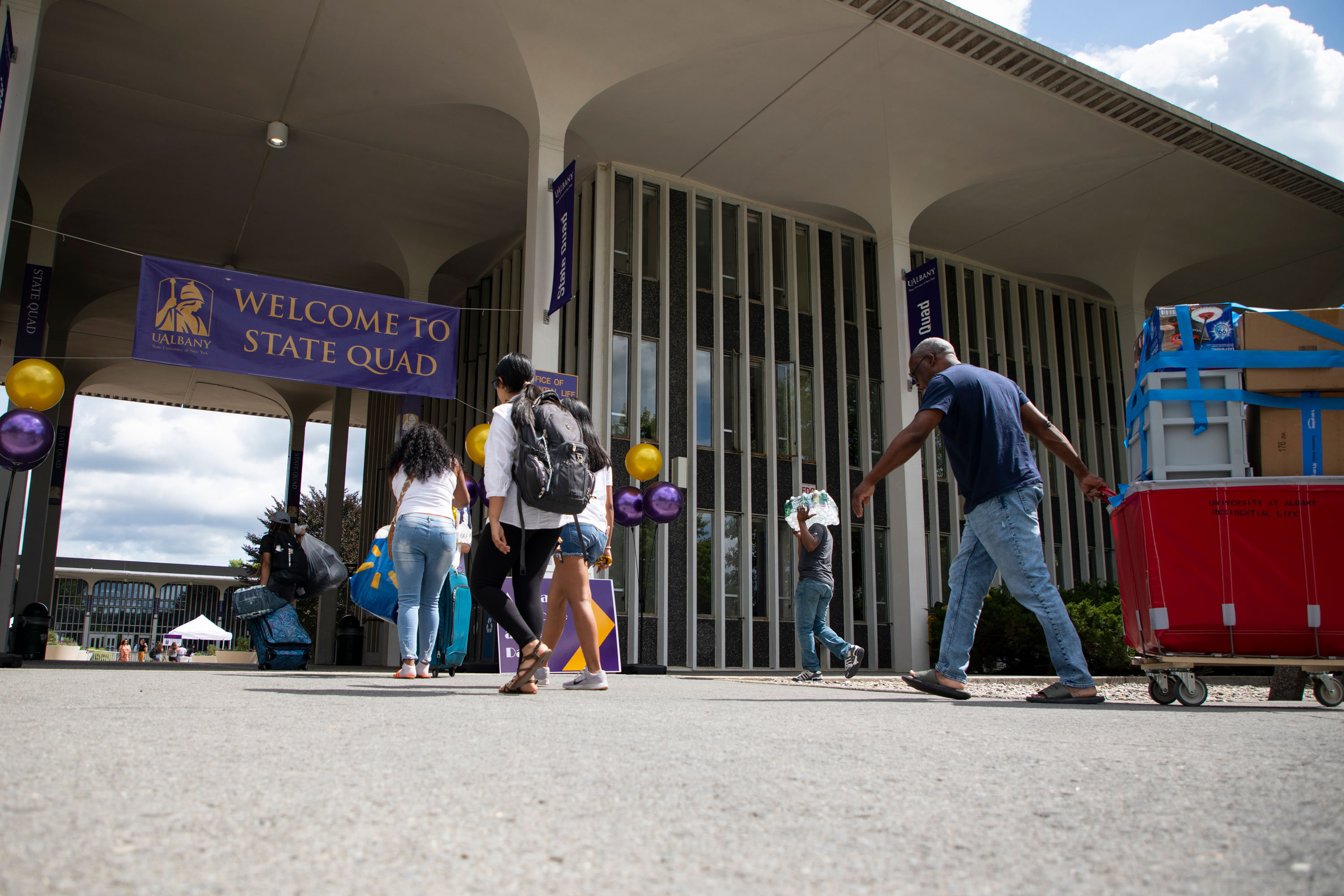 Students and their families move belongings into State Quad on a fall semester move-in day at UAlbany.