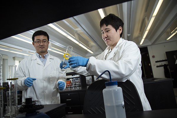 Environmental and Sustainable Engineering Prof Kyoung-Yeol Kim  and student in lab