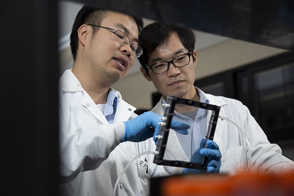 Environmental and Sustainable Engineering Prof. Rixiang Huang in lab with student