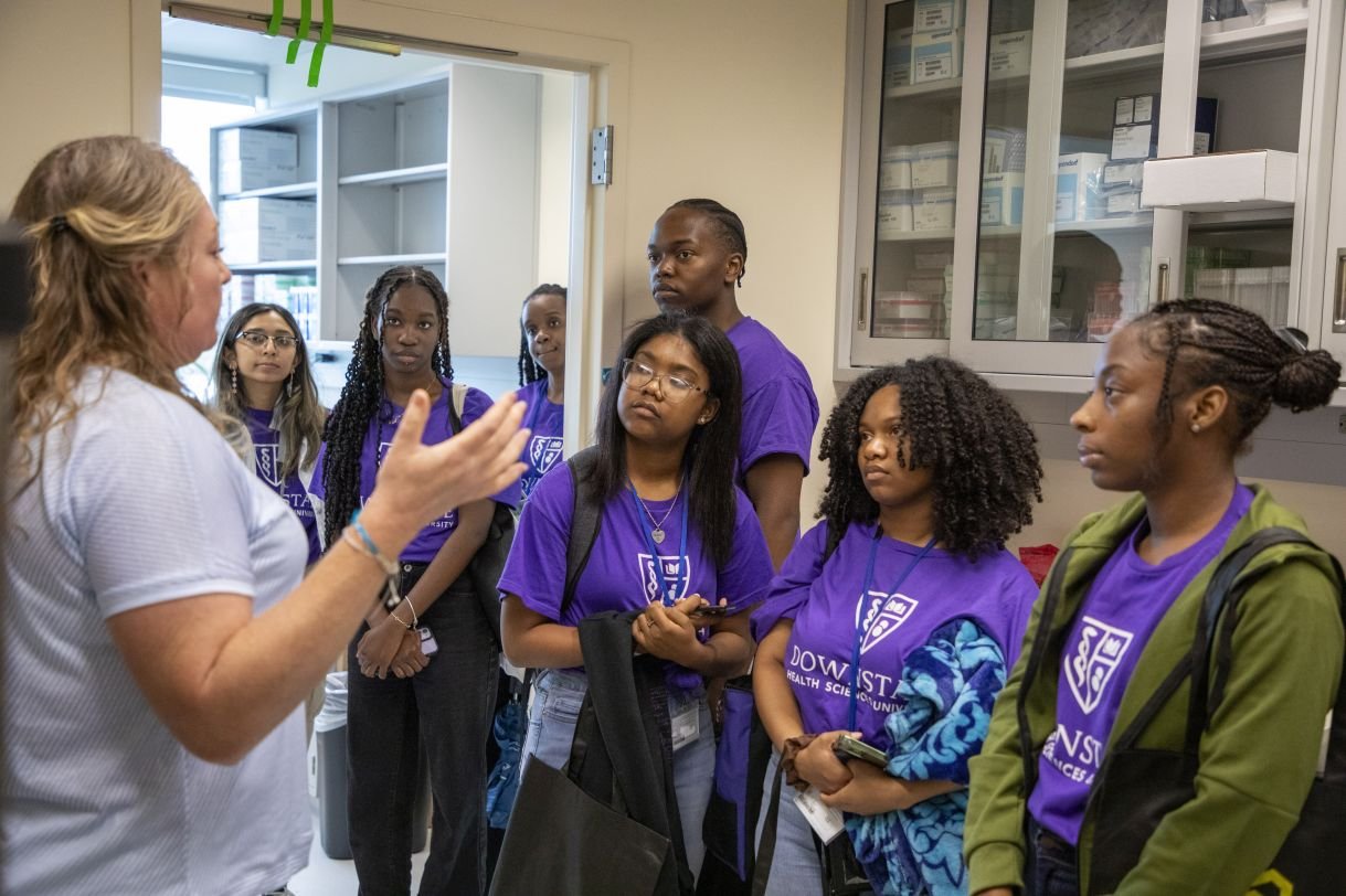 Tammy Reid leads a group of students through a tour in an RNA Institute lab. 