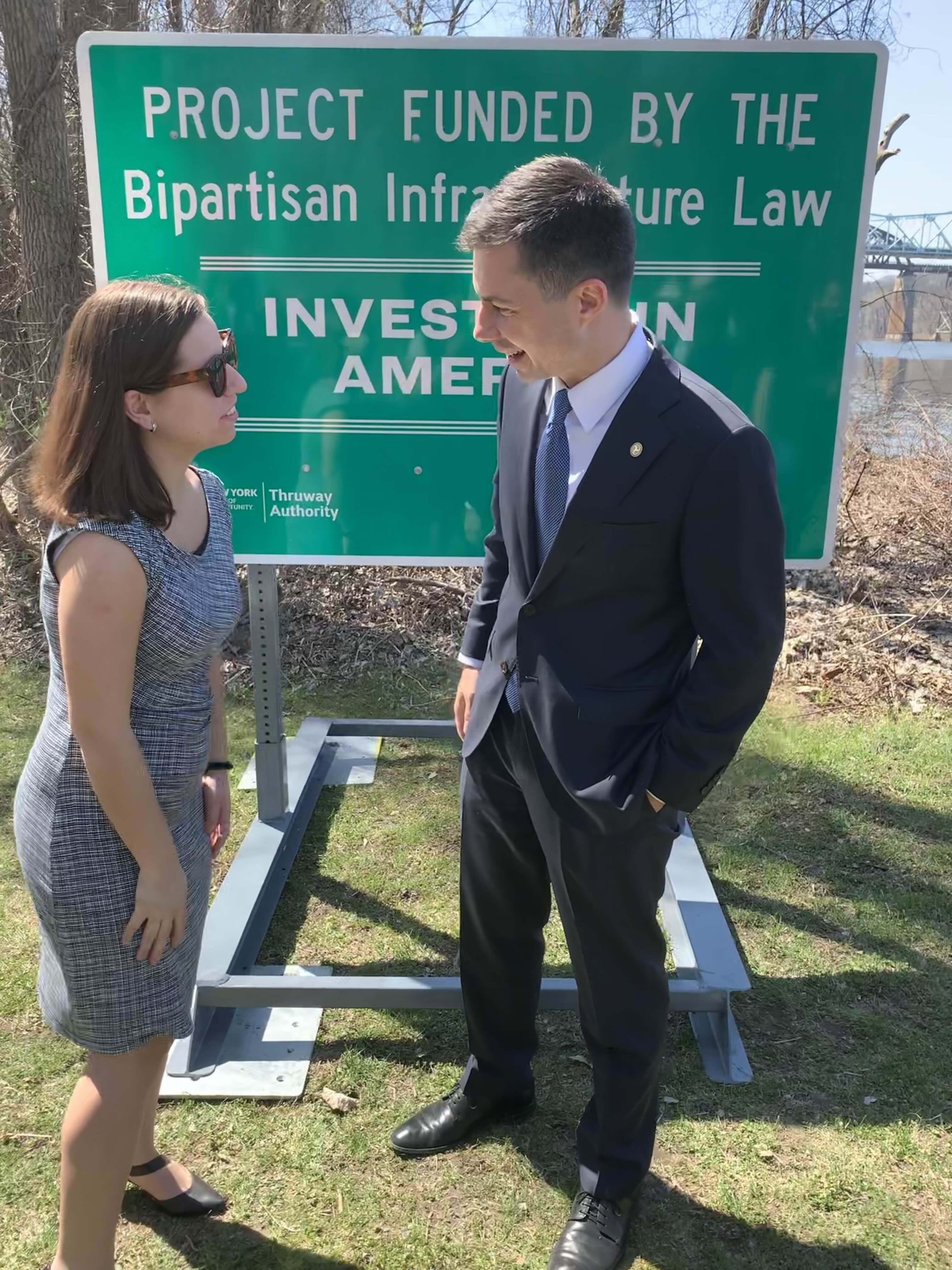 Florencia Feleder chats with Pete Buttigieg. 