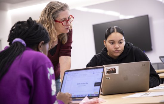 CEHC's Jennifer Goodall helps Women in Technology freshman seminar class assemble projects at ETEC.