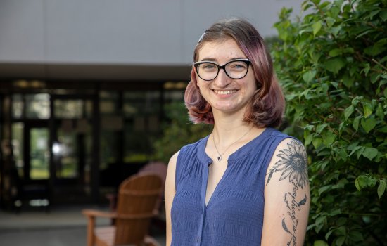 A portrait of Taylor Manzelli.