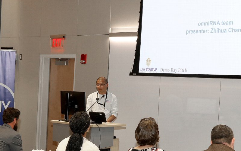 UAlbany PhD student Zhihua Chang presents on his technology at the SUNY Startup Summer School program.