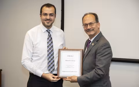 Mustafa Aksoy and Havidán Rodríguez holding certificate