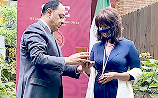 Laura Gonzalez-Murphy receives the Ohtli Award