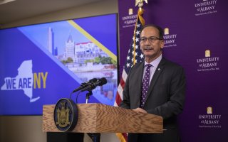 President Rodríguez welcomes New York Governor Kathy Hochul for a tour and COVID-19 briefing at The RNA Institute.