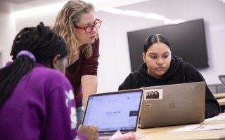 CEHC's Jennifer Goodall helps Women in Technology freshman seminar class assemble projects at ETEC. 
