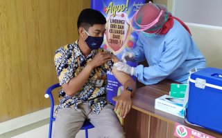 A man receives a COVID-19 shot at vaccination clinic in Indonesia. (Photo by Fadil Fauzi/unsplash.com)