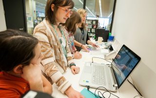 Experiential Learning Librarian Amy Holcomb leading a 2D Printing Boot Camp in the BOOMbox (photo by Skokie Public Library used by permission).