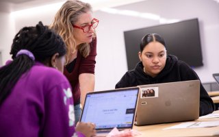 CEHC's Jennifer Goodall helps Women in Technology freshman seminar class assemble projects at ETEC. 