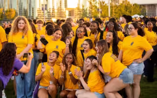 New UAlbany students gather for group photo at Collins Circle.