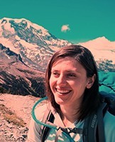 Mariya Zheleva in front of Mt Rainier