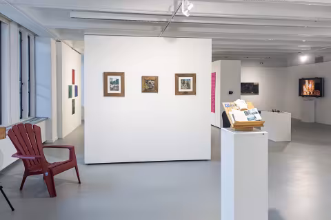 Gallery with paintings and flatscreens on the wall