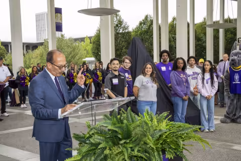 President Rodríguez offers remarks at the Damien statue unveiling.