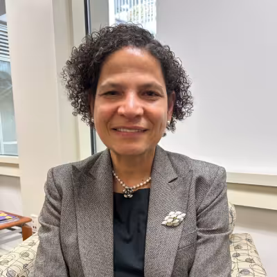 A portrait of Elizabeth Vásquez
