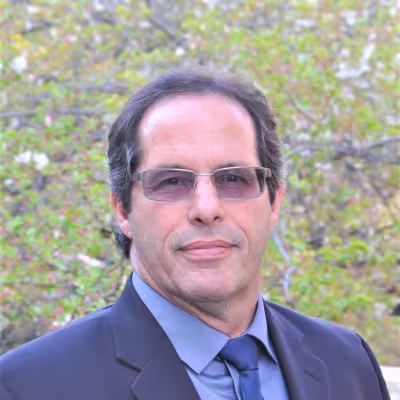 Dr. Aaron Benavot headshot outside