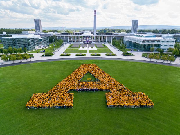 Class of 2026 and new transfer students gathered in the shape of an "A" on Collins Circle