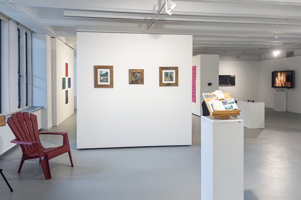 Gallery with paintings and flatscreens on the wall