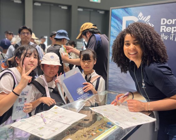 Sota Kojima smiles with children at Expo 2025 Osaka-Kansai.