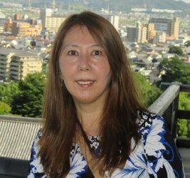 A portrait of Akiko Hosler.