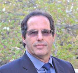 Dr. Aaron Benavot headshot outside