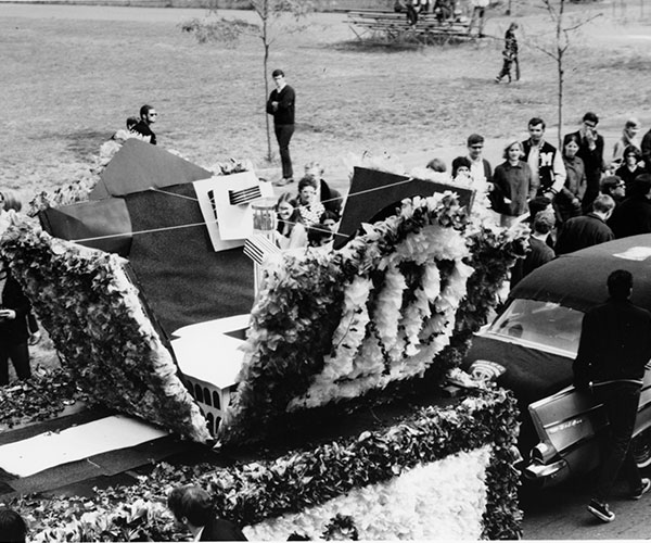 A Homecoming Parade float made of flowers.